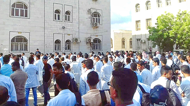 د. خالد السويدي: أجهزة ومختبرات جديدة تدخل لأول مرة إلى كلية الصيدلة بجامعة عدن د. خالد السويدي: أجهزة ومختبرات جديدة تدخل لأول مرة إلى كلية الصيدلة بجامعة عدن